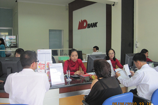 Khách hàng giao dịch tại MDB.