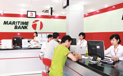 Khách hàng giao dịch tại Maritime Bank.<br>