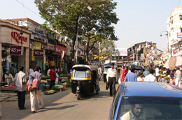 Một đường phố ở Mumbai. Những thành phố lớn của Ấn Độ vẫn là ví dụ sinh động về đô thị của một quốc gia đang phát triển.