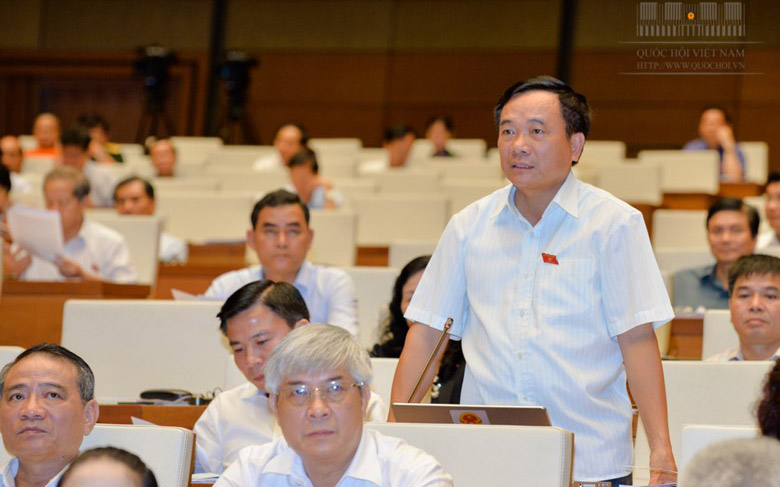 Đại biểu Mai Sỹ Diến (Thanh Hoá) phát biểu tại phiên thảo luận về quyết toán ngân sách Nhà nước năm 2015.<br>