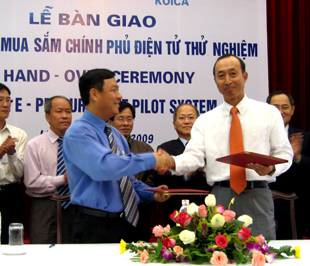 Bàn giao hệ thống mua sắm chính phủ điện tử thử nghiệm - Ảnh: Anh Quân.