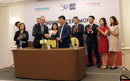 Ông Steven Beck - Giám đốc TFP của ADB và Tổng giám đốc TPBank Nguyễn Hưng tại lễ ký kết trước đó ngày 24/5/2017.