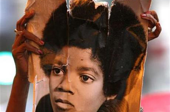 Vài tháng sau khi Michael Jackson qua đời, một bản hợp đồng thu âm béo bở nhất được ký kết với 10 dự án âm nhạc trong 7 năm - Ảnh: Reuters.