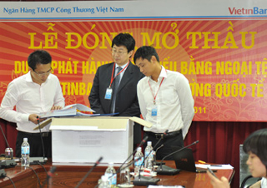 Hồ sơ dự thầu được mở công khai tại buổi lễ. 