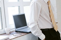 Các môi giới tự do hiện nay thường không nhận lương cố định từ công ty chứng khoán, không bị ràng buộc về thời gian, địa điểm làm việc... Ảnh minh họa.