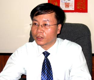 "Chính phủ đang nỗ lực kích cầu tiêu dùng, tức là bơm tiền cho dân, song lại bắt người ta dùng tiền đấy để mang trả tiền điện thì rất là phức tạp và kém hiệu quả".