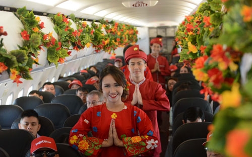Những hành khách đi Kuala Lumpur trên chuyến bay đầu tiên được thưởng thức vũ điệu truyền thống quốc hoa Malaysia và được tặng quà từ Vietjet.