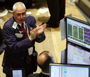 Chứng khoán Mỹ đã đồng loạt tăng trên 11% trong ngày 13/10 - Ảnh: Reuters.