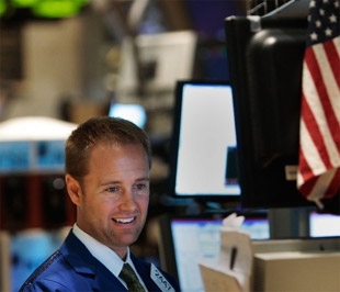 Trong tuần, chỉ số Dow Jones tăng 2,16%, chỉ số S&P 500 lên 2,33% và chỉ số Nasdaq tiến thêm 1,37% - đây là tuần tăng điểm thứ tư liên tiếp của chứng khoán Mỹ - Ảnh: Getty Images.