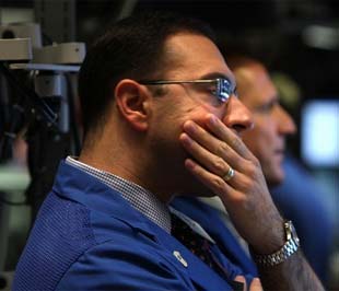 Chứng khoán khoán Mỹ đã giảm điểm mạnh ngay từ khi thị trường mở cửa, biên độ giảm ngày một được hiện rõ, không khí hoảng loạn lại một lần nữa xuất hiện ở Phố Wall -Ảnh: AFP.