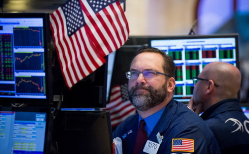 Nhà đầu tư trên thị trường chứng khoán đã chờ đợi những thông tin về các gói chi tiêu dành để phát triển cơ sở hạ tầng suốt những tháng qua và cuối cùng họ đang nhận được thông tin chi tiết - Ảnh: CBC.<br>