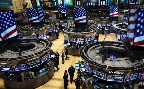 Từ khi ông Donald Trump thắng cử, cổ phiếu tài chính và y tế trên thị trường chứng khoán Mỹ liên tục tăng điểm mạnh - Ảnh: Reuters.