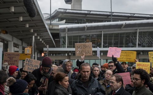 Trong tất cả các chính sách mới của ông Donald Trump, chưa chính sách nào lập tức gây ra phản ứng trái chiều như quy định cấm nhập cảnh mới đây.