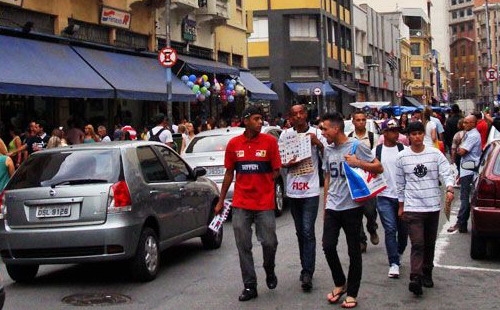 35% số người được hỏi trả lời họ chấp nhận làm việc thêm giờ để kiếm thêm tiền - Ảnh: Merco Press.<br>