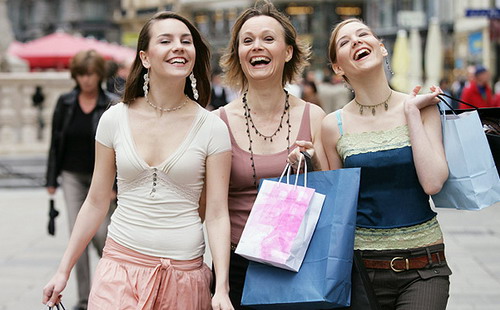 Trong khi doanh nghiệp Mỹ còn khá ngại đầu tư thì người tiêu dùng Mỹ đã bắt đầu mạnh tay chi tiêu trở lại - Ảnh: Universal.