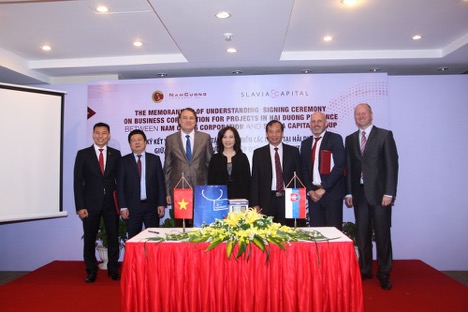 Chủ tịch Hội đồng Quản trị Tập đoàn Nam Cường bà Lê Thị Thúy Ngà (đứng giữa), ông Igor Pacolak - Đại sứ đặc mệnh toàn quyền Cộng hòa Slovakia tại Việt Nam (thứ 3 từ bên trái), ông Nguyễn Mạnh Hiển - Bí thư tỉnh ủy tỉnh Hải Dương (thứ 3 từ bên phải) và Chủ tịch Tập đoàn Slavia Capital (thứ 2 từ bên phải) tại lễ ký kết.