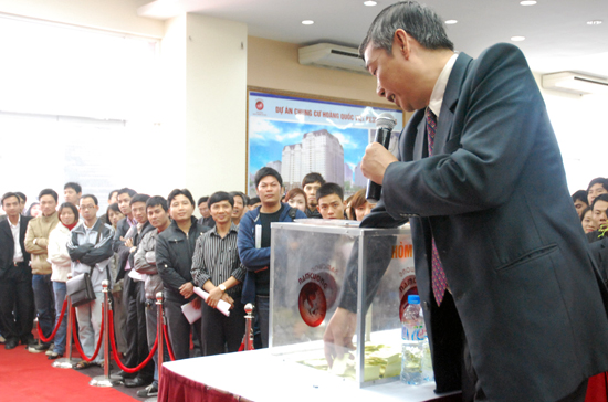 Khách hàng xếp hàng chờ bốc thăm mua căn hộ của Nam Cường sáng 27/11.