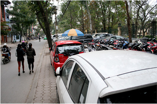 Bãi đỗ xe trên góc đường Nguyễn Đình Chiểu.