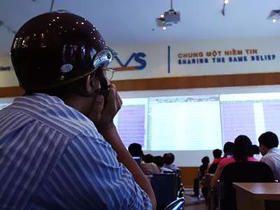 Các sàn giao dịch những ngày gần đây vắng tanh, không hẳn vì ám ảnh của "tháng cô hồn".