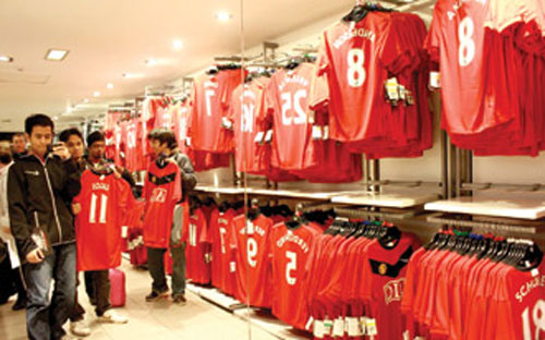 Trung bình mỗi năm, MU và Real Madrid bán ra mỗi đội khoảng 1,4 triệu chiếc áo.