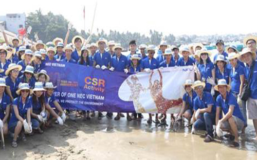 <font face="Arial, Verdana"><span style="font-size: 13.3333px;">Nhân viên Công ty NEC Việt Nam tham gia hoạt động làm sạch bãi biển t</span></font><span style="font-size: 14.6667px;">ại khu vực Làng Chài, Phường Mũi Né, Tp. Phan Thiết.</span>