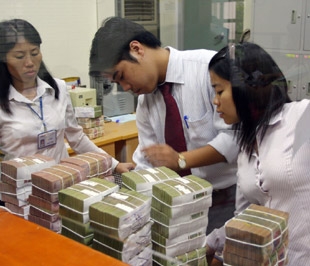 Kết thúc quý 1/2009, với một loạt giải pháp chống suy giảm kinh tế của Chính phủ, trong đó có nới lỏng dần chính sách tiền tệ, dư nợ tín dụng chỉ tăng vỏn vẹn 2,67% so với cuối năm 2008 - Ảnh: Việt Tuấn.