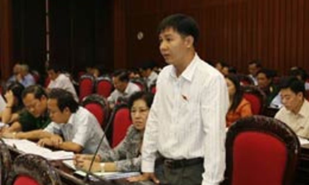 Đại biểu Quốc hội thảo luận tại hội trường về dự án Luật Tần số vô tuyến điện.