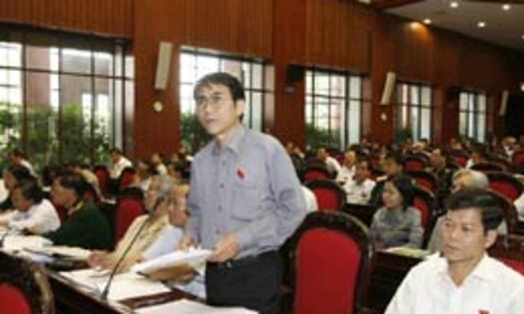 Đại biểu Nguyễn Tiến Quân đề nghị bổ sung hình thức hợp tác xã y tế vào dự luật khám bệnh, chữa bệnh.