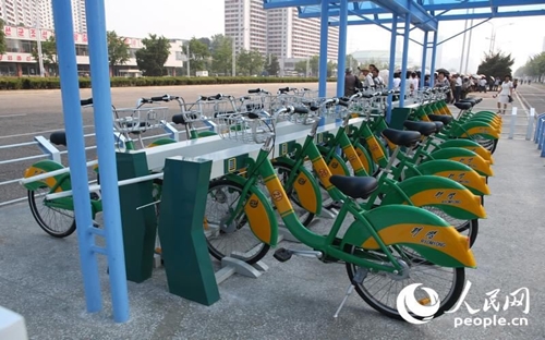 Hình ảnh dãy xe đạp cho thuê được cho là nằm trong phong trào "chia sẻ xe đạp" của Triều Tiên - Nguồn: People.cn.<br>