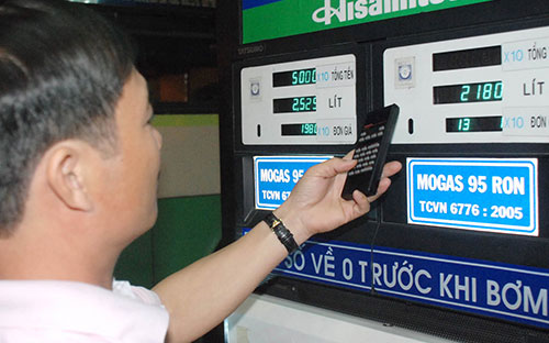 Theo thông báo của Tập đoàn Xăng dầu Việt Nam (Petrolimex), kể từ 20h 
tối 17/7, giá xăng Ron 92 sẽ tăng thêm 460 đồng lên 24.570 đồng/lít - Ảnh: NLĐ.<br>