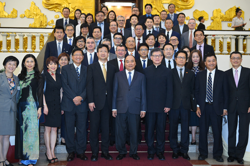 Thủ tướng Nguyễn Xuân Phúc tiếp đoàn doanh nghiệp Hồng Kông chiều 10/5.<br>