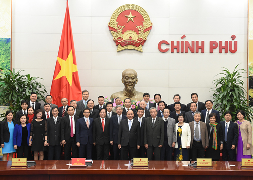 Thủ tướng Nguyễn Xuân Phúc chụp ảnh chung với giới tri thức, nhà khoa học ngày 17/2.<br>