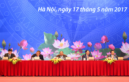 Chủ trì hội nghị sáng 17/5, Thủ tướng khẳng định: Chính phủ, luôn nhất quán chủ trương kiến tạo môi trường kinh doanh công
 bằng, thân thiện, khuyến khích đầu tư, bảo đảm thực thi pháp luật và 
không ngừng cải cách thủ tục hành chính.