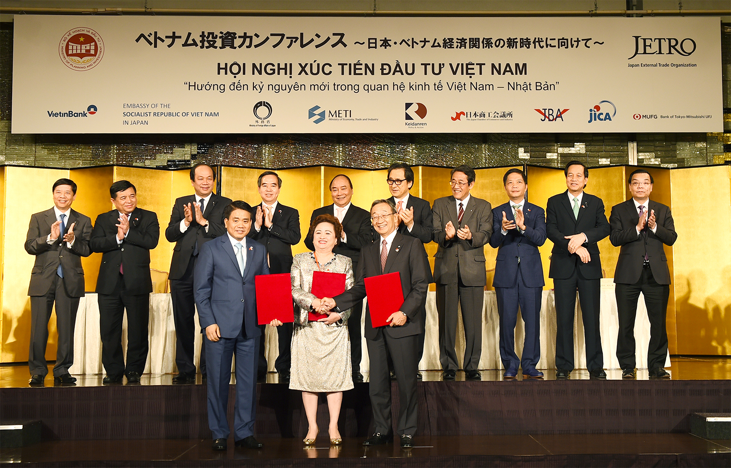 Lãnh đạo hai nước chứng kiến các hợp đồng hợp tác giữa các doanh nghiệp, đối tác hai nước.<br>