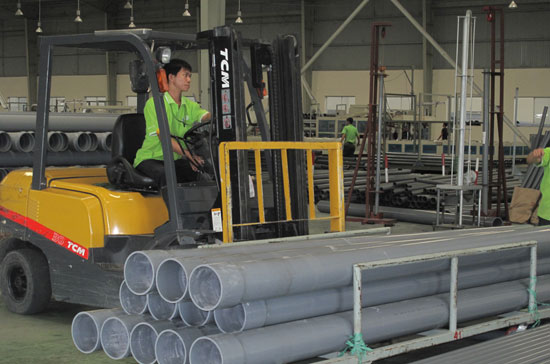 Công nhân sản xuất tại Công ty Cổ phần Nhựa Thiếu Niên Tiền Phong - NTP (phía Nam, Bình Dương). Tại NTP, SCIC tiếp nhận 33,5 tỷ đồng (tỷ lệ sở hữu 37,22%), vốn tại Công ty hiện là 80,4 tỷ đồng, đã thu cổ tức 4 năm là 72,5 tỷ đồng (gần bằng số vốn được giao) - Ảnh: Minh Đức.