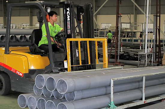 Sản xuất tại Công ty Cổ phần Nhựa Thiếu Niên Tiền Phong phía Nam (Bình Dương) - Ảnh: Minh Đức.