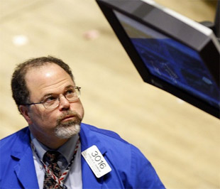  Chứng khoán Phố Wall đã mất điểm trong ngày giao dịch đầu tuần sau khi thị trường tăng hơn 6% trong nhiều ngày trước đó - Ảnh: AP.