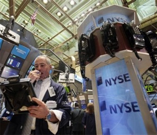 Nỗi lo về tỷ lệ thất nghiệp sẽ tiếp tục tăng mạnh trong tháng 6 lại làm thị trường mất đi mức độ hưng phấn và qua đó chỉ giúp các chỉ số tăng nhẹ - Ảnh: AP.