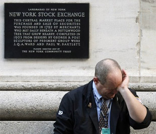 Một năm sóng gió của thị trường chứng khoán Phố Wall với mức sụt giảm của các chỉ số chính từ 33-40% - Ảnh: Reuters.