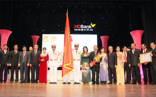 HDBank nhận Huân chương Lao động hạng Ba do Chủ tịch nước trao tặng.