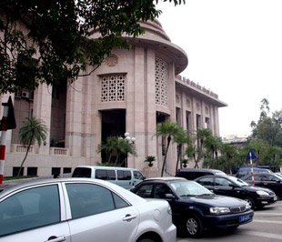 Bên ngoài trụ sở Ngân hàng Nhà nước tại Hà Nội - Ảnh: Việt Tuấn.