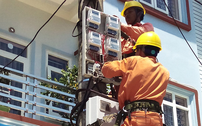 Tổng công ty Điện lực miền Bắc đang chủ trương thay thế toàn bộ công tơ cơ hiện nay bằng công tơ điện tử đo xa trong thời gian tới.<br>