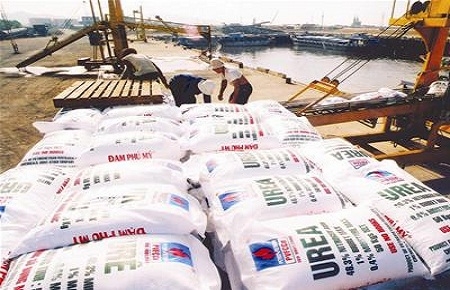 Bước vào vụ thu đông 2012, giá phân urê sụt xuống 525.000 đồng/bao và một tuần sau đó, lại tiếp tục giảm còn 495.000 đồng/bao. 
