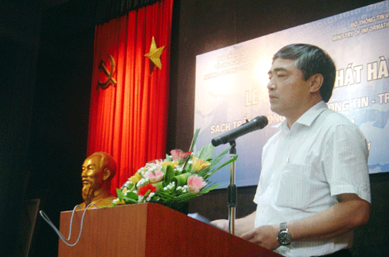 Thứ trưởng Nguyễn Minh Hồng công bố sách trắng về công nghệ thông tin – truyền thông Việt Nam năm 2011.