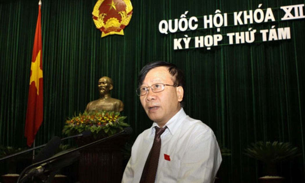 Chủ nhiệm Ủy ban Pháp luật Nguyễn Văn Thuận trình bày báo cáo giải trình, tiếp thu dự án Luật Viên chức.