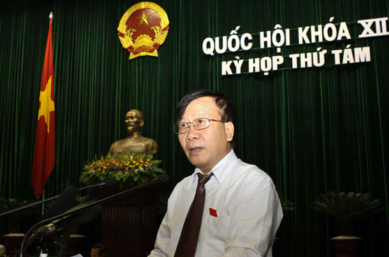 Chủ nhiệm Ủy ban Pháp luật Nguyễn Văn Thuận trình bày báo cáo giải trình, tiếp thu dự án Luật Viên chức.