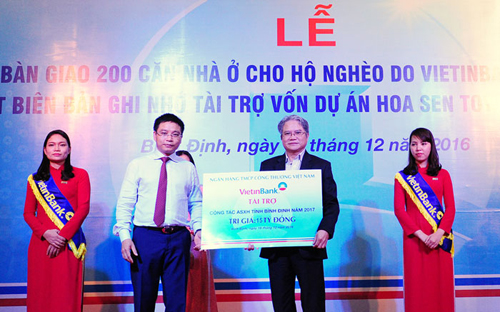 <span style="font-family: "Times New Roman"; font-size: 14.6667px;">“Việc chia sẻ của VietinBank hôm nay với người dân Bình Định đã thể hiện tinh thần đầy trách nhiệm của ngân hàng với người dân vùng thiên tai, khó khăn”.</span>