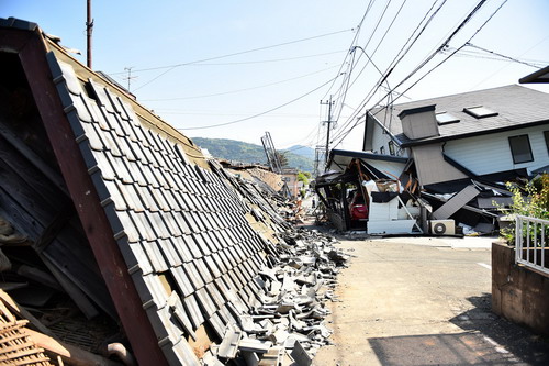 Trận động đất mới nhất có cường độ tương đương và là loại động đất kiến tạo giống như trận động đất Hanshin vào năm 1995, khi đó hơn 6.400 người chết và mất tích - Ảnh: Bloomberg.