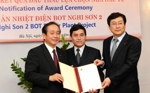 Lãnh đạo Bộ Công Thương trao thầu cho tổ hợp nhà thầu Marubeni - KEPCO - Ảnh: VGP.