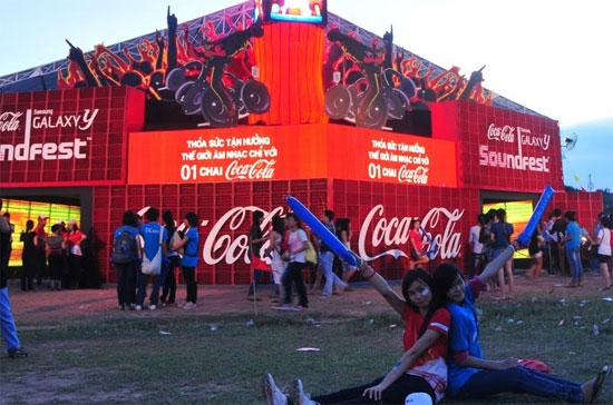 Các chuyên gia tiếp thị của Coca-Cola đã nhận ra mối dây liên kết vô hình giữa khách hàng giới trẻ và âm nhạc.